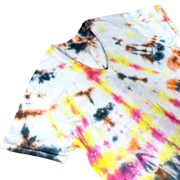 Tie dye Fruit of the Loom size small very colorful short sleeve vneck shirt NWOT - Picture 2 of 8